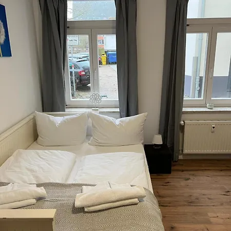 Bernstein Ruhig, Familienfreundlich Mit Garten Rostock