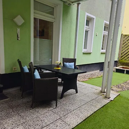 Bernstein Ruhig, Familienfreundlich Mit Garten Rostock
